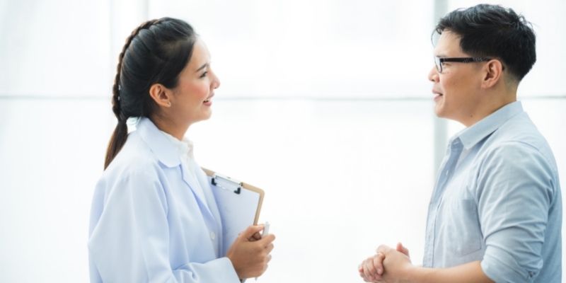 psiquiatra especialista em autismo medica conversando