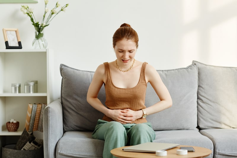 endometriose mulher com compressa de agua