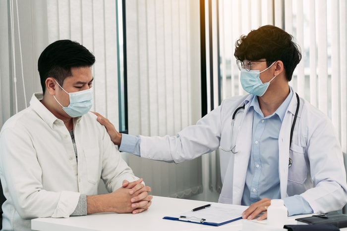 como tratar doencas autoimunes medico e homem