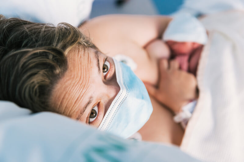 sequelas de covid mulher lactante infectada pelo coronavirus pode continuar amamentando