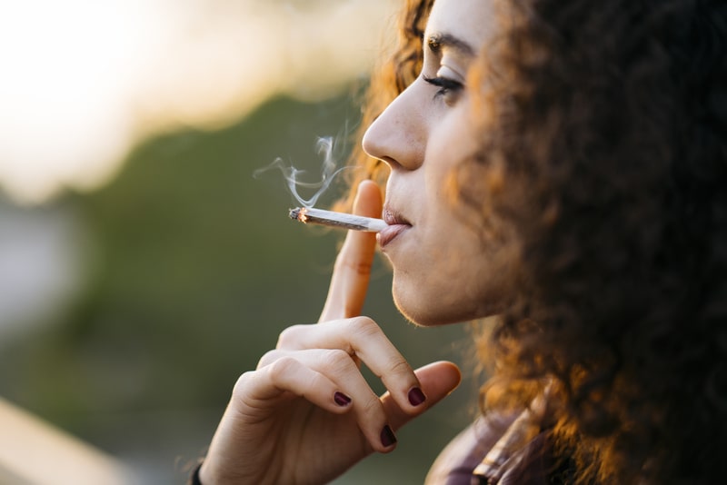 combate ao fumo mulher fumando