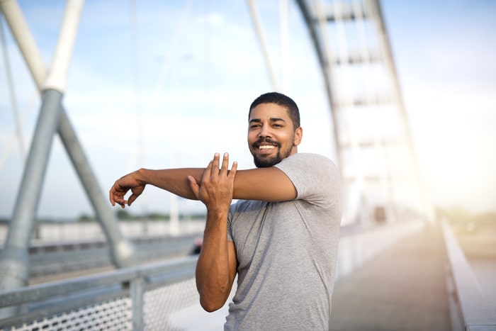 medicina esportiva homem fazendo alogamento