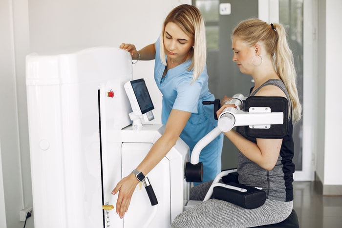 medicina esportiva medica no consultorio fazendo exame