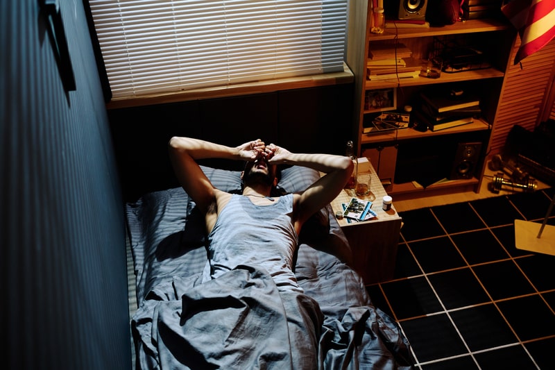 paralisia do sono homem deitado