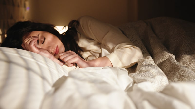 paralisia do sono mulher dormindo