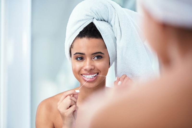 desgaste dos dentes mulher apos o banho