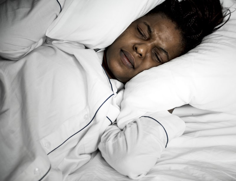 disturbios do sono homem dormindo