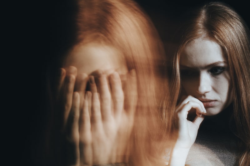 tratamento para transtorno de personalidade mulher pensativa