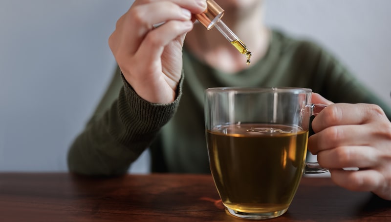 cha de canabidiol copo com erva medicinal
