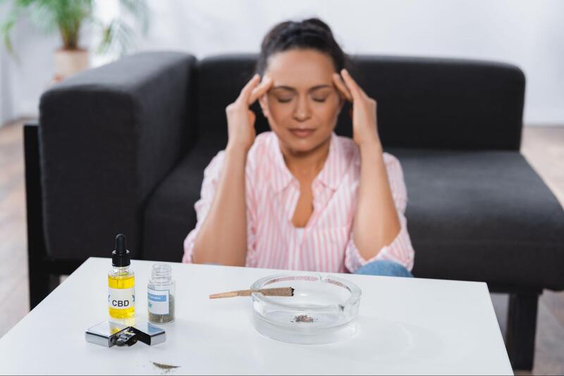canabidiol para dor mulher com produtos cbd
