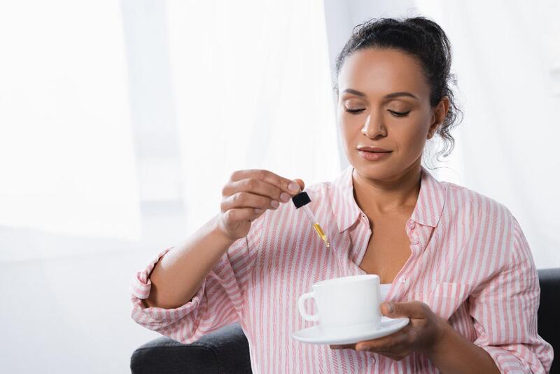 canabidiol para dores cronicas mulher tomando cha