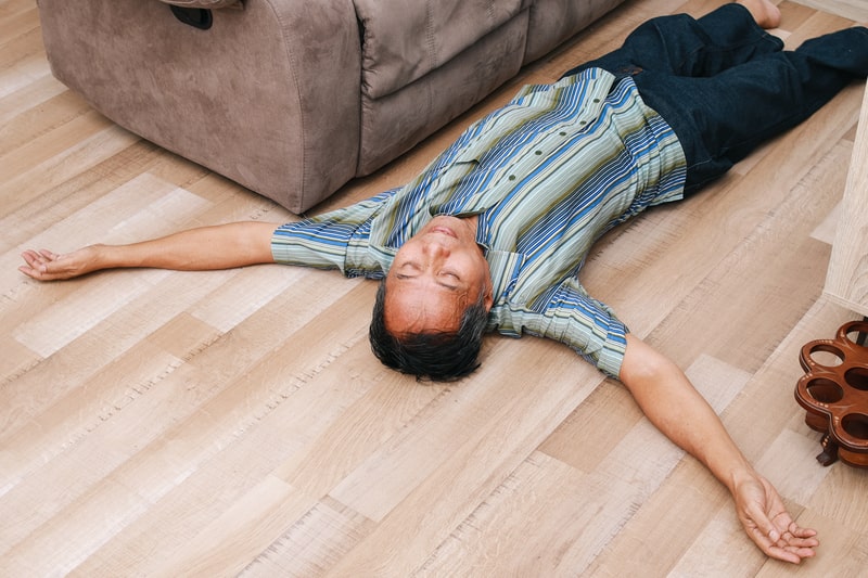 tratamentos para epilepsia homem deitado