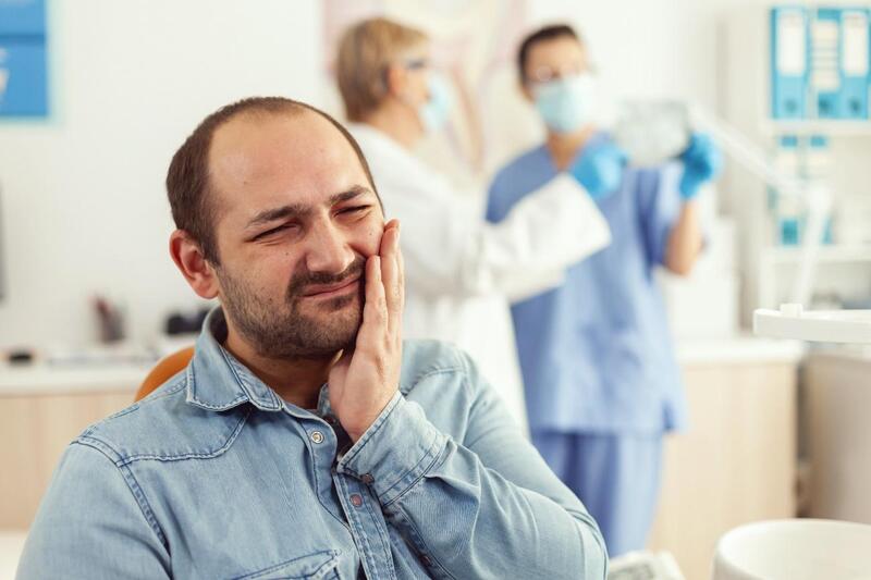 remedio para dor de dente homem com dor