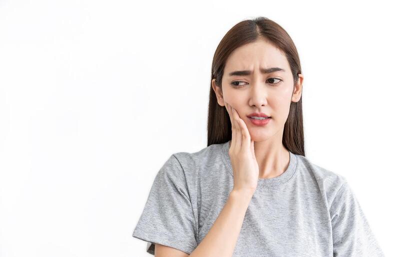 remedio para dor de dente mulher sentindo dor