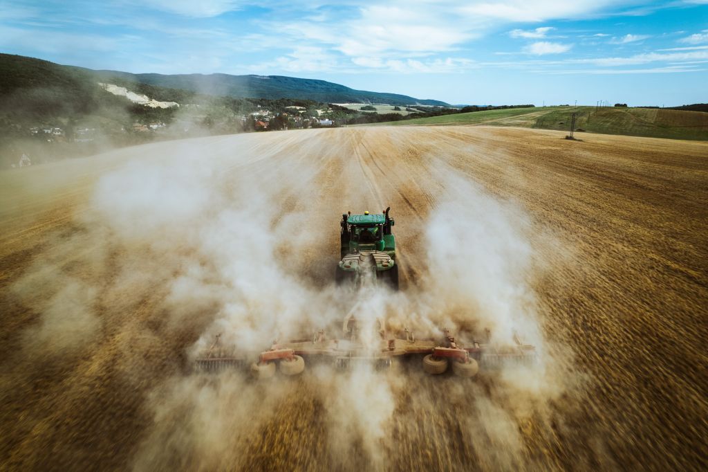 Imagem aérea de trator passando sobre plantação