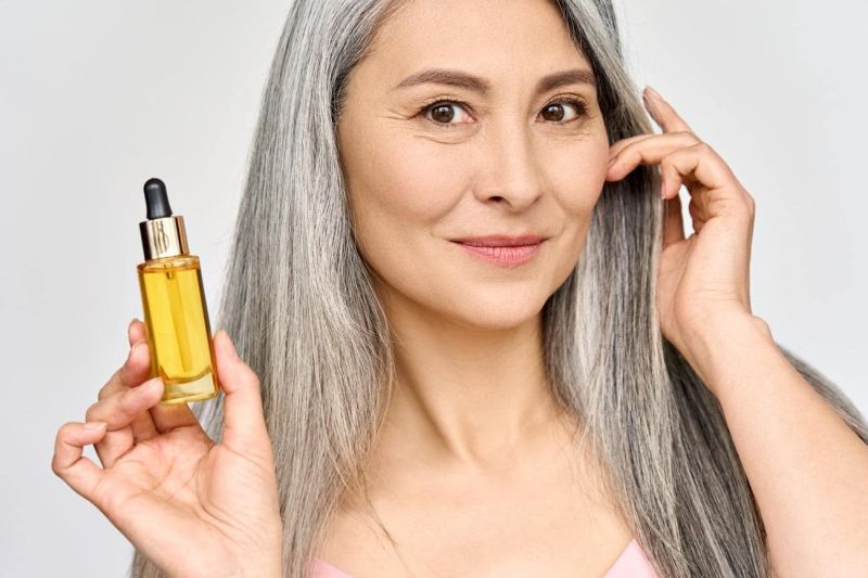 canabidiol-para-menopausa-mulher-com-oleo-de-cdb