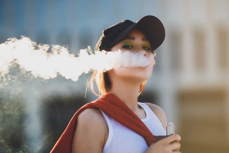 cdb vape mulher fumando