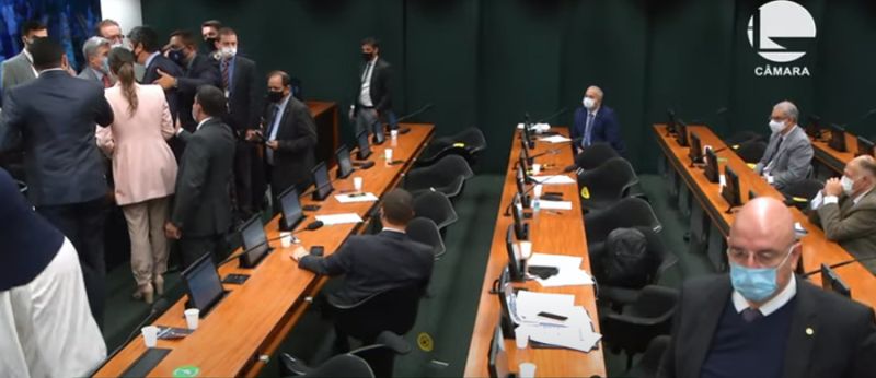 Momento em que Diego Garcia dá um tapa no peito de Paulo Teixeira