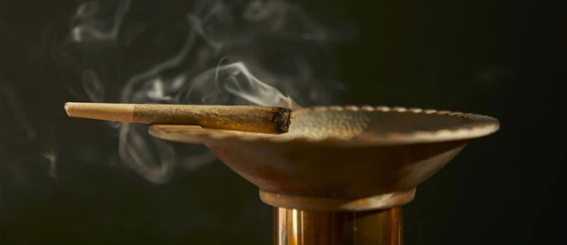 Baseado de maconha no cinzeiro (Pixabay)